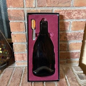 NIB Wine Bottle Cheeseboard with Cork Cutter